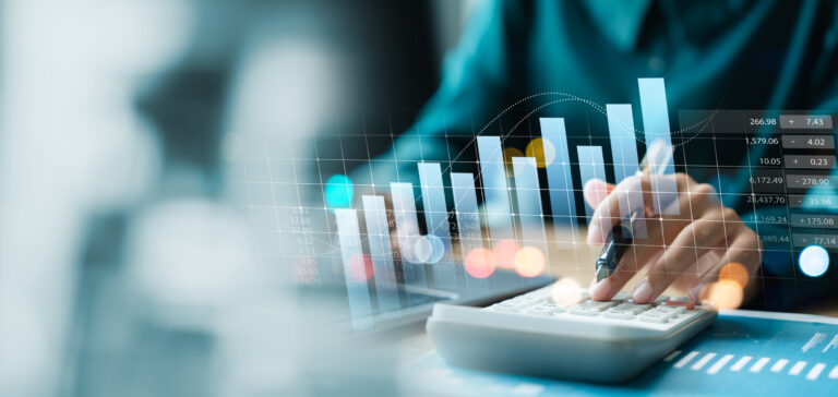 Mulher de negócios usa laptop e calculadora para analisar o crescimento da empresa, por meio de um gerenciador financeiro