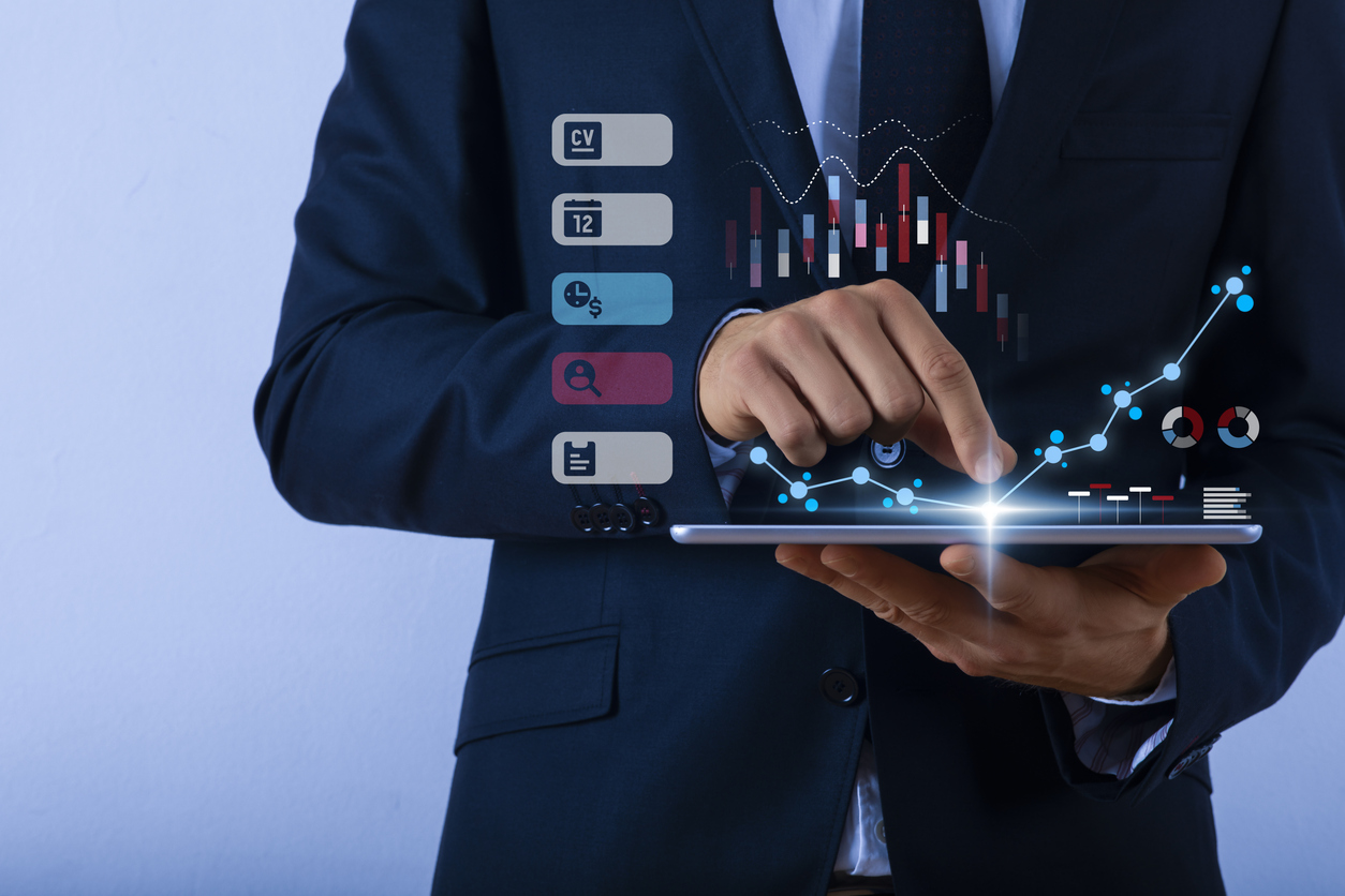 Executivo analisando gráficos de custo em tablet com ícones digitais representando dados financeiros e automação.